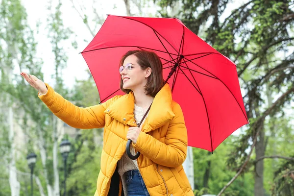 Hermosa mujer joven con paraguas al aire libre en el día lluvioso — Foto de Stock