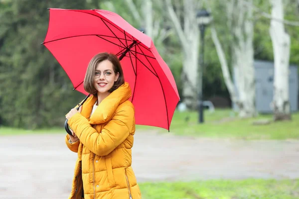 Vacker ung kvinna med paraply utomhus på regnig dag — Stockfoto