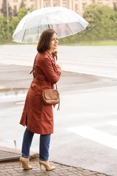 Mulher bonita com guarda-chuva ao ar livre no dia chuvoso — Fotografia de Stock