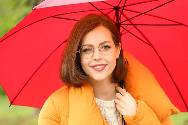 Hermosa mujer joven con paraguas al aire libre en el día lluvioso —  Fotos de Stock