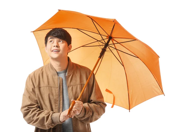Pohledný asijský muž s deštníkem na bílém pozadí — Stock fotografie