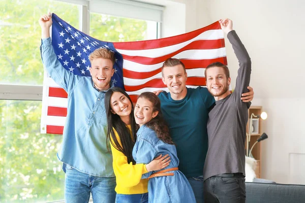 Felices amigos con bandera de USA en casa. Fiesta del Día de la Independencia — Foto de Stock