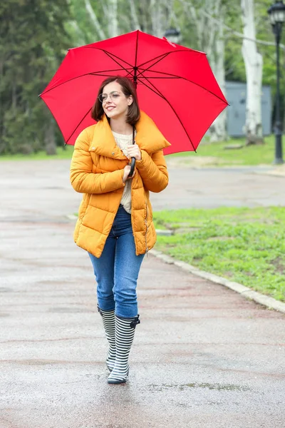 Schöne junge Frau mit Regenschirm im Freien an einem regnerischen Tag — Stockfoto