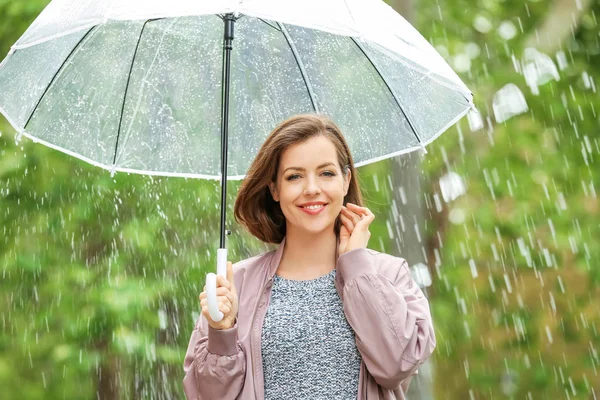 Hermosa mujer joven con paraguas al aire libre en el día lluvioso — Foto de Stock