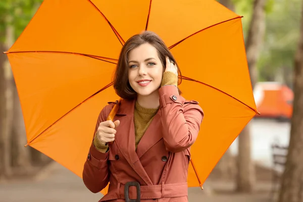 Schöne junge Frau mit Regenschirm im Freien an einem regnerischen Tag — Stockfoto