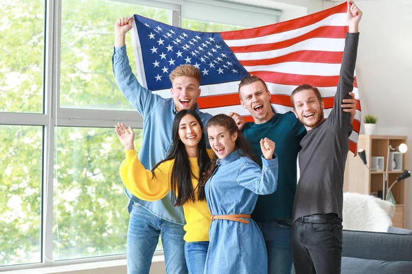 Amici felici con bandiera USA a casa. Festa dell'indipendenza — Foto Stock