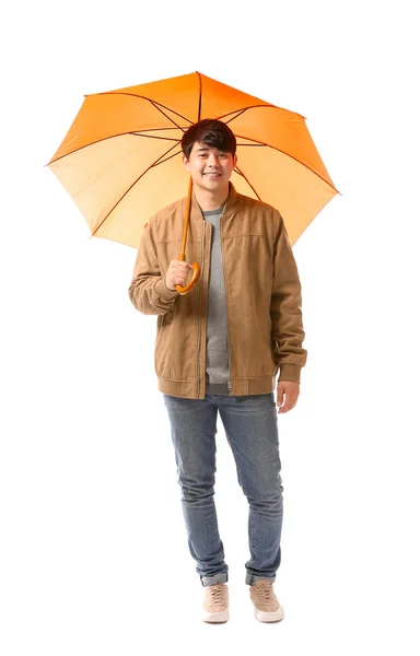 Красивый азиат с зонтиком на белом фоне — стоковое фото
