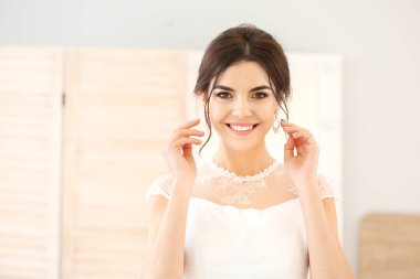 Güzel genç gelin evde