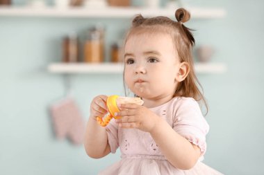 Evde mutfakta nibbler ile Sevimli küçük kız