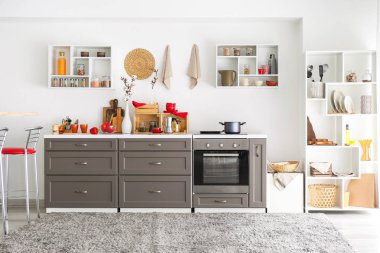 Modern mutfağın iç mimarisi.