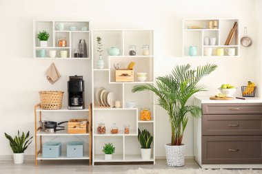 Modern mutfağın iç mimarisi.