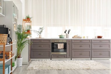 Modern mutfağın iç mimarisi.