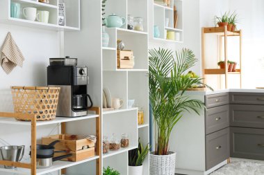 Modern mutfağın iç mimarisi.