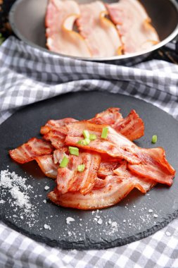 Kayrak tabakta kızarmış pastırma