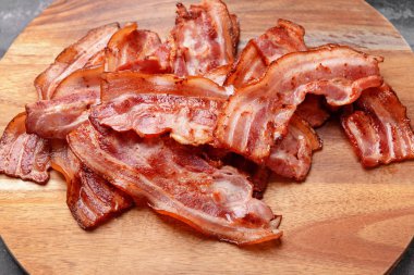 Tahta tahtada kızarmış pastırma, closeup