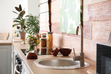 Modern mutfağın iç mimarisi.