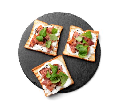 Beyaz arka planda lezzetli tostlar ile arduvaz plaka