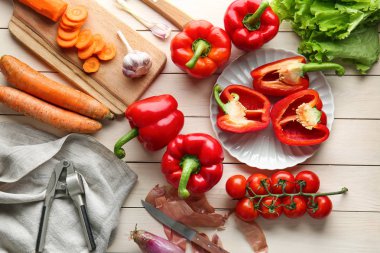 Masada diğer sebzeler ile olgun kırmızı biber