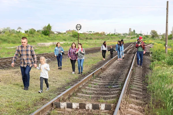 Group of illegal migrants walking along railway tracks — Stock Photo, Image