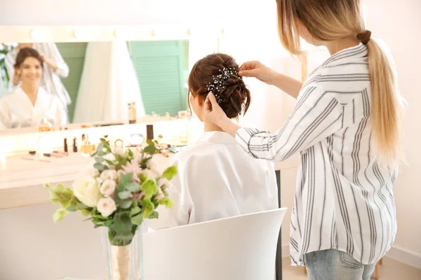 Profesionální kadeřník pracující s mladou nevěstou doma — Stock fotografie