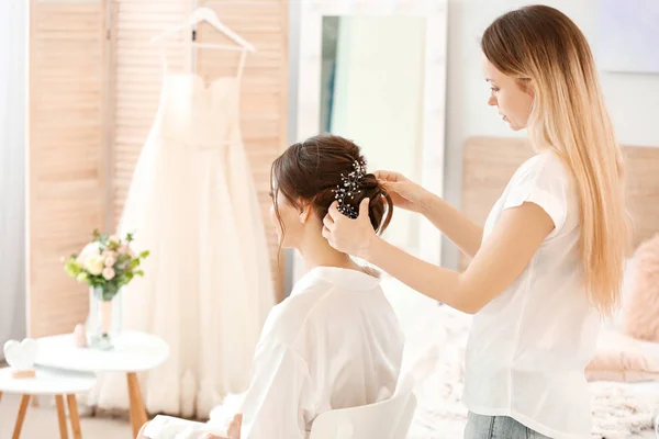Professional hairdresser working with young bride at home — Stock Photo, Image