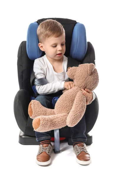 Малыш с игрушечным креслом на белом фоне — стоковое фото