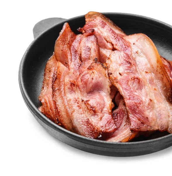 Pfanne mit gekochtem Speck auf weißem Hintergrund — Stockfoto