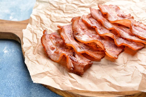 Pergament mit gebratenem Speck auf dem Tisch — Stockfoto