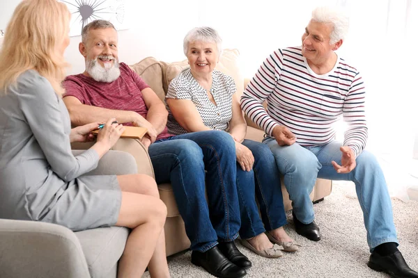 Szczęśliwi seniorzy spędzają razem czas w domu opieki — Zdjęcie stockowe