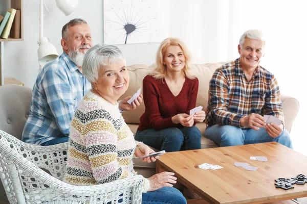 Szczęśliwi seniorzy spędzają razem czas w domu opieki — Zdjęcie stockowe