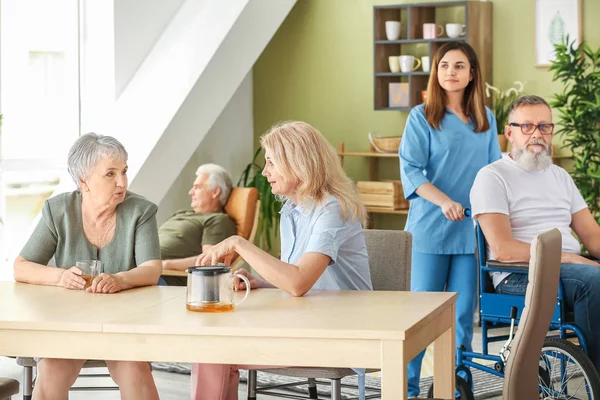 Happy senior people spending time together in nursing home — Stock Photo, Image