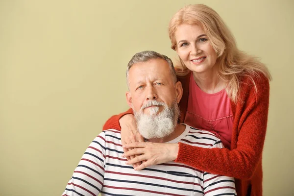 Portrait of mature couple on color background — Stock Photo, Image