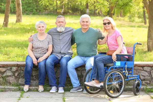 Gruppo di anziani nel parco — Foto Stock