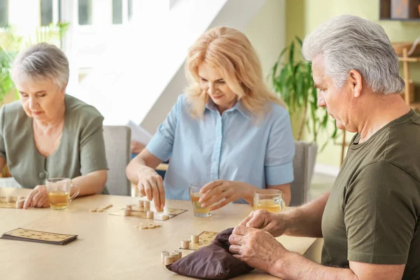 Glada seniorer som tillbringar tid tillsammans på vårdhemmet — Stockfoto