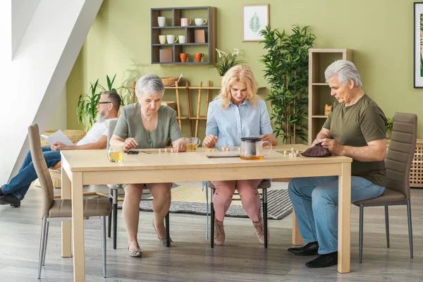 Glada seniorer som tillbringar tid tillsammans på vårdhemmet — Stockfoto