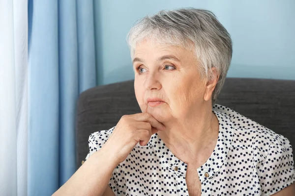 Ritratto di donna anziana a casa — Foto Stock