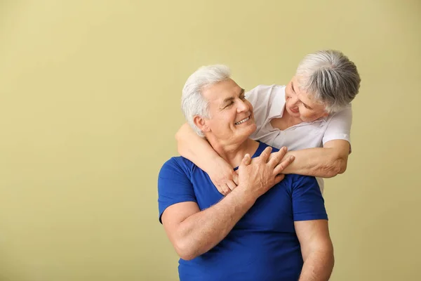 Portrait of senior couple on color background — Stock Photo, Image