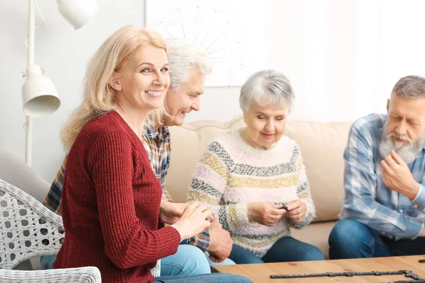 Szczęśliwi seniorzy spędzają razem czas w domu opieki — Zdjęcie stockowe