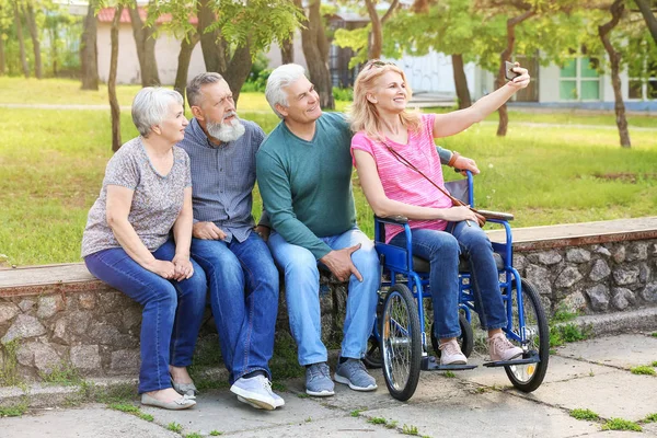 Grupa szczęśliwych seniorów biorąc selfie w parku — Zdjęcie stockowe