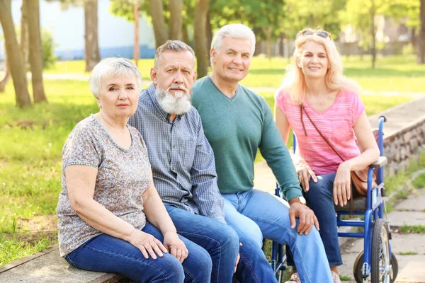 Grupp av seniora personer i Park — Stockfoto