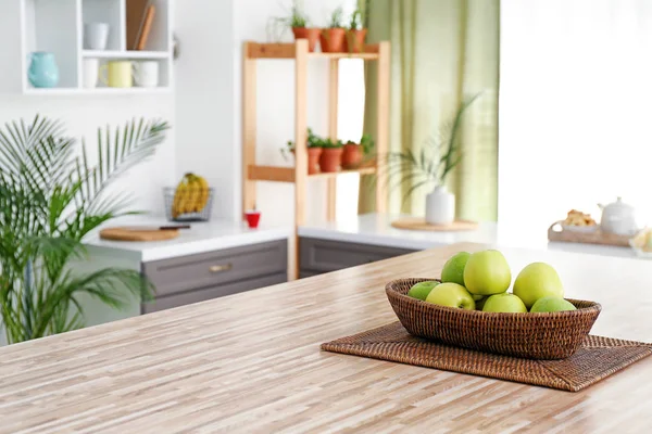 Korbschale mit Äpfeln auf dem Tisch in der modernen Küche — Stockfoto