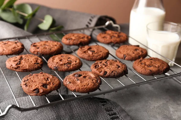 Tasty chocolate cookies on cooling rack — Stock Photo, Image