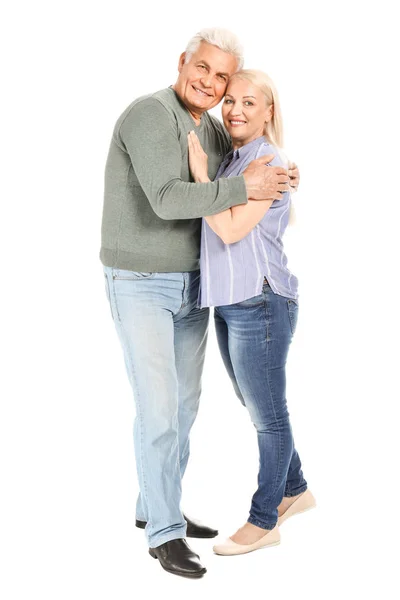 Портрет счастливой зрелой пары на белом фоне — стоковое фото