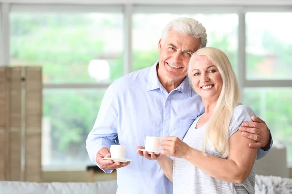 Retrato de pareja madura feliz bebiendo té en casa —  Fotos de Stock
