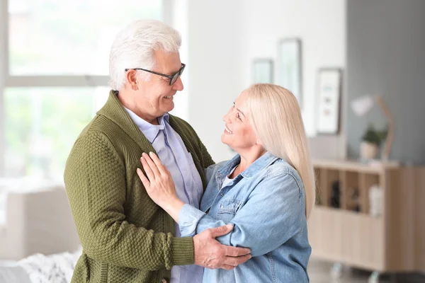 Retrato de pareja madura feliz en casa —  Fotos de Stock