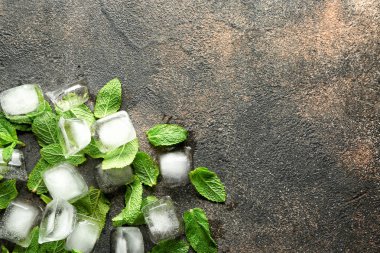 Buz küpleri ve gri arka plan üzerinde taze nane