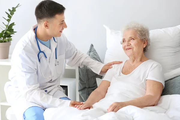 Medical worker with senior woman in nursing home — Stock Photo, Image