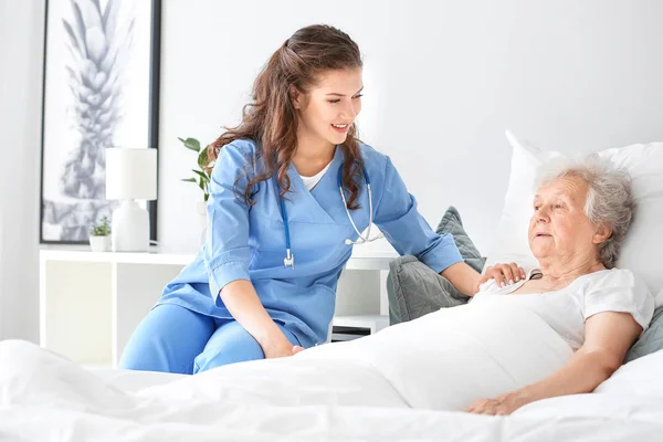 Travailleur médical avec une femme âgée en maison de retraite — Photo