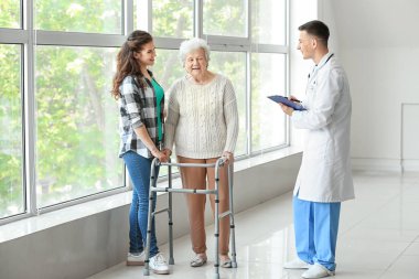 Hastanede torunu ve doktor ile Kıdemli kadın