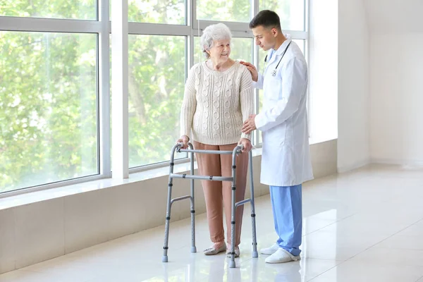 Mujer mayor con médico en el hospital —  Fotos de Stock